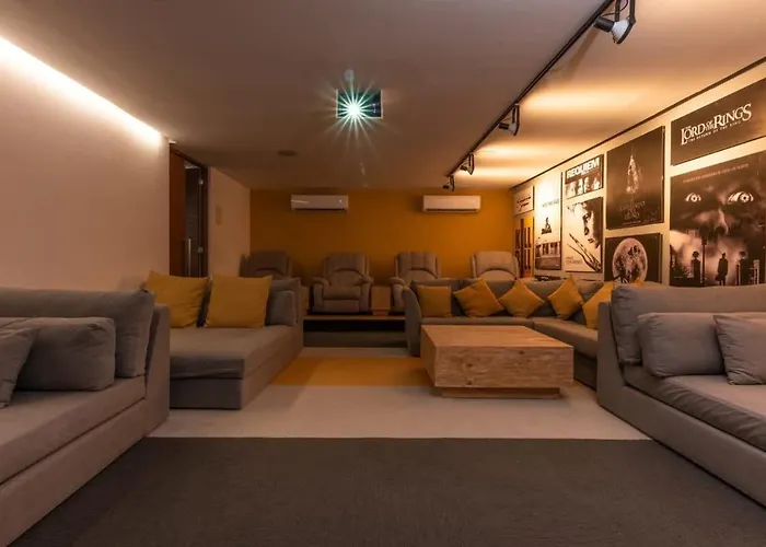 Luxury 2-bed 200mb Wifi Sauna Ac Gym