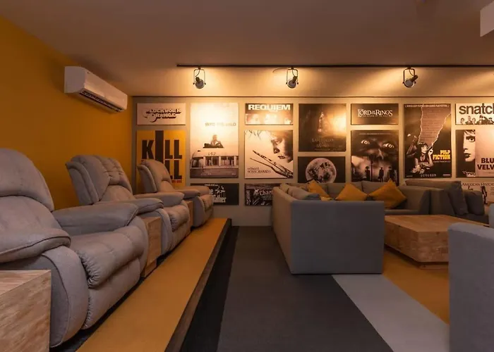 Luxury 2-bed 200mb Wifi Sauna Ac Gym *